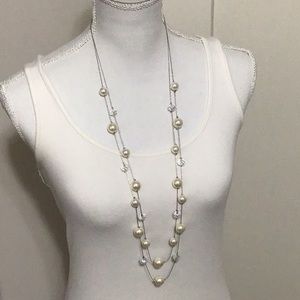 NWOT Beautiful Silver Tone and Faux Pearls Necklace!
